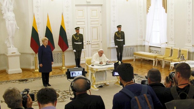 pope-francis-in-lithuania-1537618622950.jpg