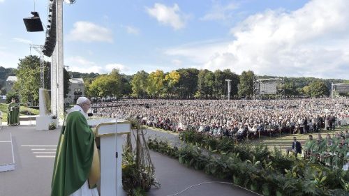 교황, 리투아니아 미사 “어린이를 받아들이는 것은 예수님을 받아들이는 것”