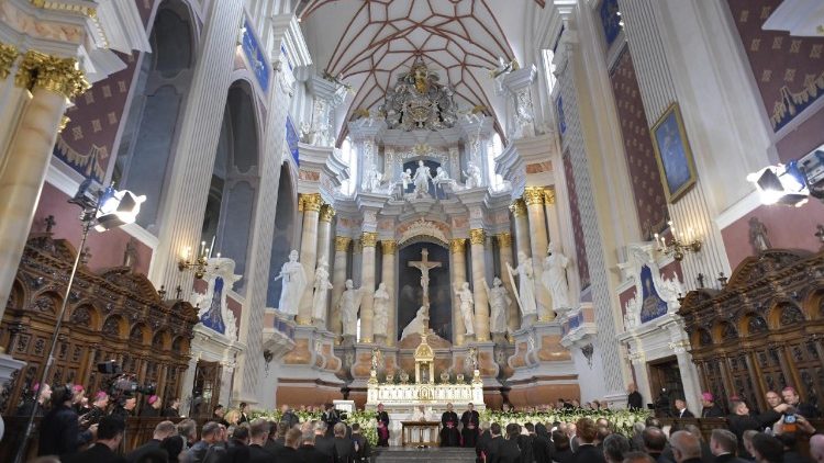 Papež Frančišek se je v katedrali sv. Petra in Pavla srečal z duhovniki, posvečenimi osebami in semeniščniki.