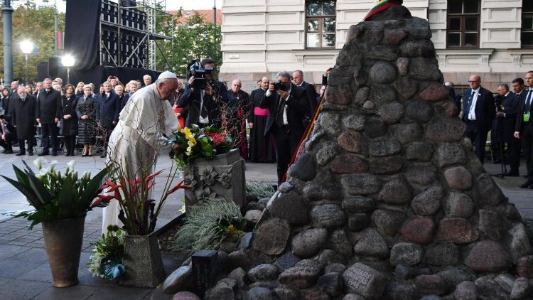 Popiežius Pranciškus prie paminklo sovietinės okupacijos aukoms Vilniuje 
