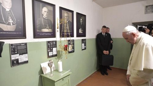 Папа Франциск помолился у мемориалов Вильнюса