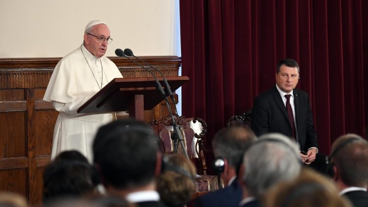Popiežius Latvijos prezidento rūmuose kreipiasi į visuomenės atstovus