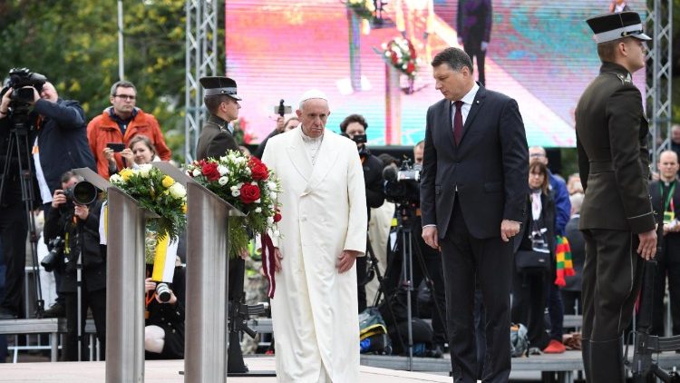 Popiežius Pranciškus ir Latvijos prezidentas Raimonds Vejonis prie Laisvės paminklo Rygoje