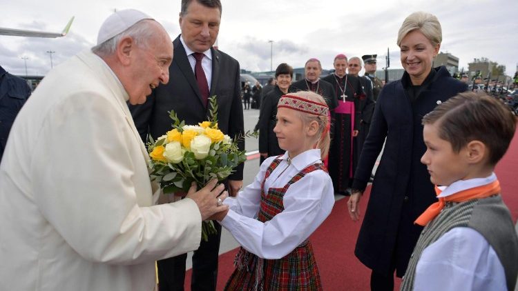 Franziskus bei der Ankunft in Riga
