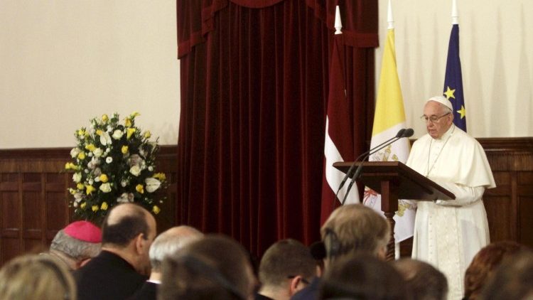 Ferenc pápa a lett közélet szereplőinek mond beszédet az elnöki palotában