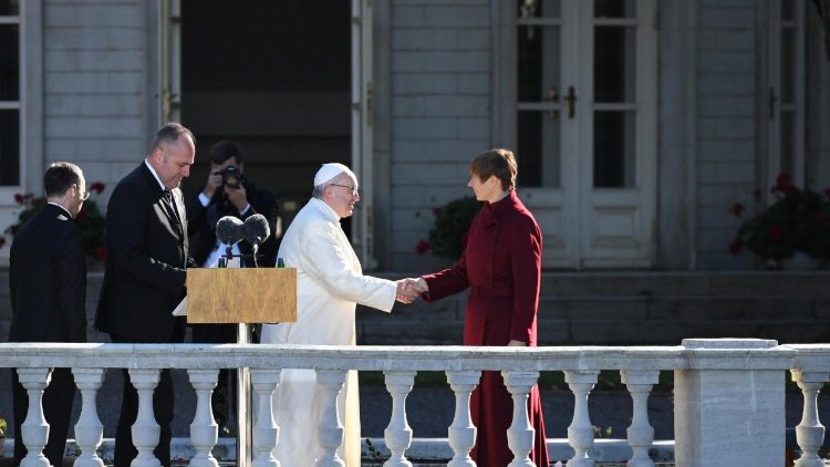 Papa Franjo i estonska predsjednica Kersti Kaljulaid prilikom susreta s predstavnicima vlasti i diplomatskim zborom u Tallinnu