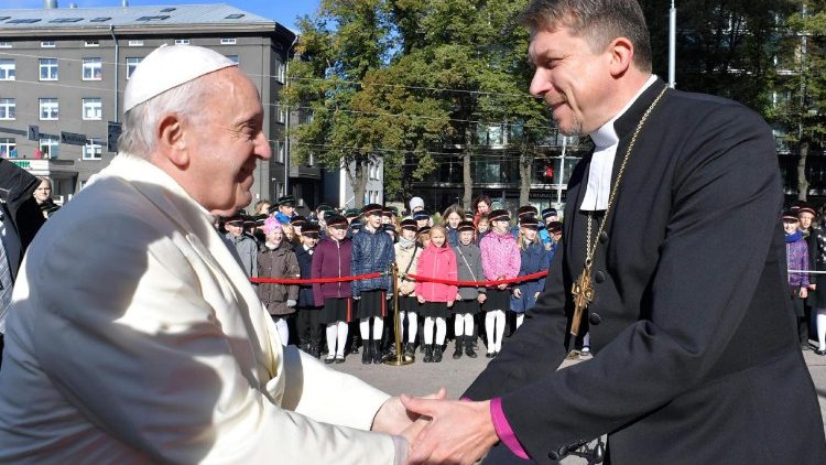 Papa Francisco com pastor luterano em Tallinn, Estônia, em 25 de setembro de 2018