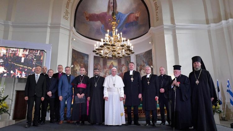 Ferenc pápa az észt keresztény vezetőkkel a tallinni lutheránus templomban