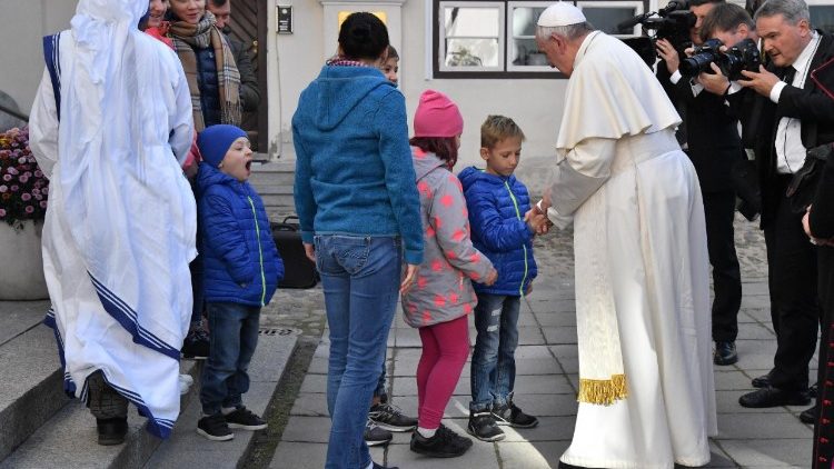Påven möter kyrkans välgörenhet i Tallinn 