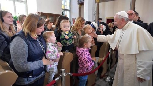 エストニア：教皇「皆は一つの大きな家族」教会の支援を受ける人々に
