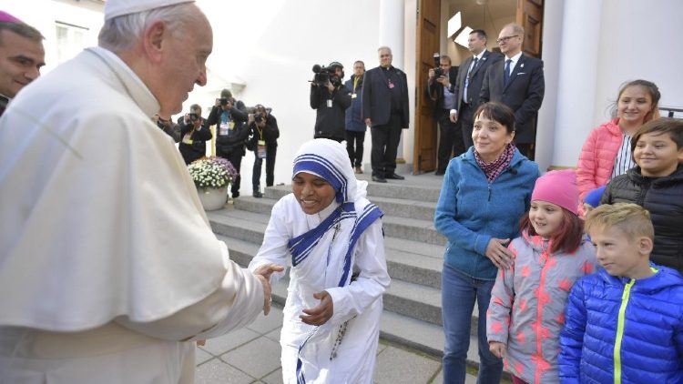 Papa Francisko anapokelewa na mtawa wa kimisionari wa upendo na familia ya watoto tisa huko Tallin