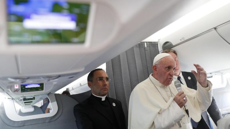 Conferenza stampa del Papa in aereo al rientro dai Paesi Baltici