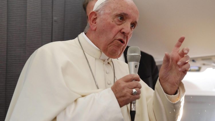 البابا متحدثا للصحفيين على متن الطائرة في طريق عودته إلى روما