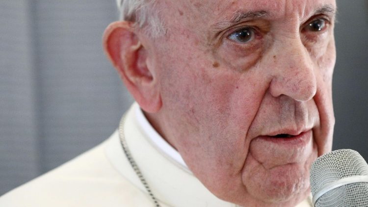 Papst Franziskus an Bord eines Flugzeugs im Gespräch mit Journalisten