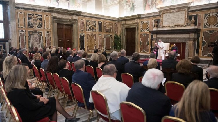 Papa Francisko akihutubia Patrons wa Sanaa za Majumba ya Makubusho Vatican