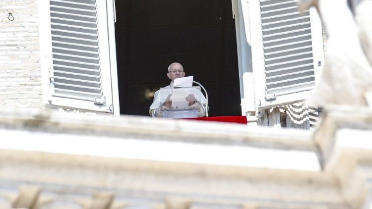 Papež Frančišek vsako nedeljo in praznik razloži evangelij dneva z okna apostolske palače na Trgu sv. Petra.