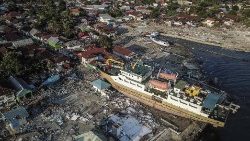 indonesia-earthquake-and-tsunami-aftermath-1538410409528.jpg