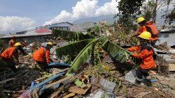 indonesia-earthquake-and-tsunami-aftermath-1538452993404.jpg