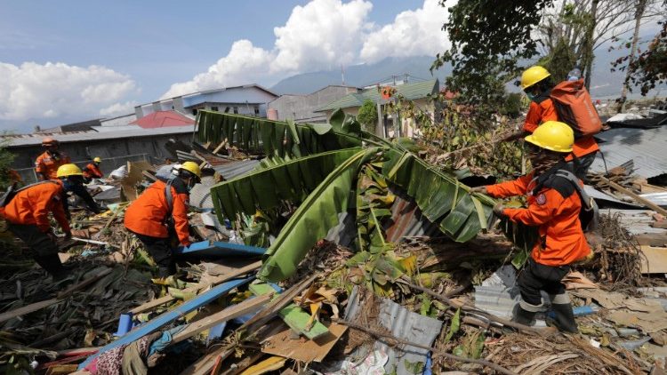 Intervention des secours après le séisme en Indonésie