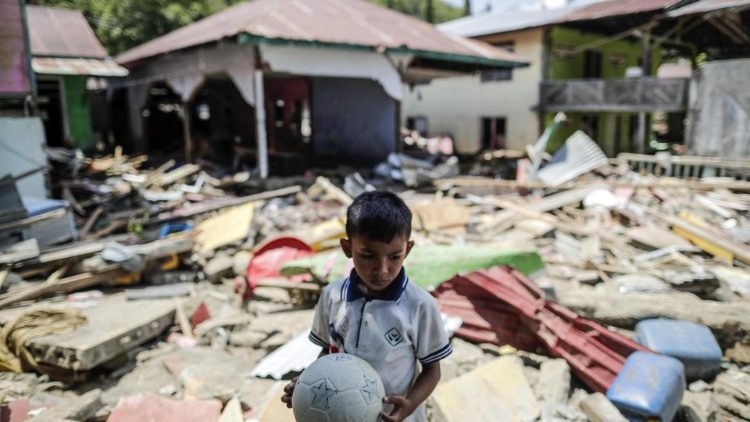 Constantes terremotos no país asiático ajudam a aumentar a pobreza entre a população