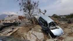 indonesia-earthquake-and-tsunami-aftermath-1538643816708.jpg
