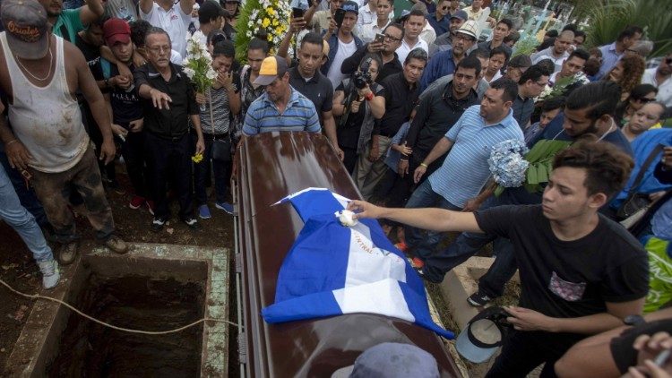Familiares y amigos de Denis Madriz Obando en su entierro