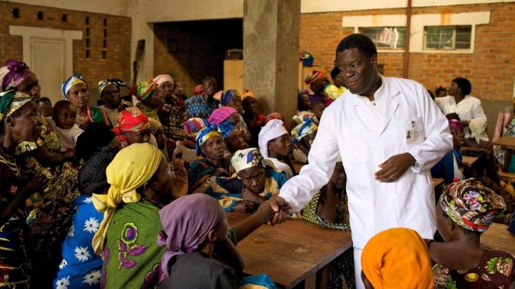 O médico da República Democrática do Congo, Denis Mukwege, ajuda mulheres vítimas de estupro
