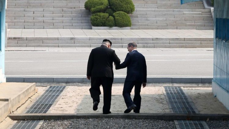 Kim Jong-un e Moon Jae-in attraversano insieme la linea di demarcazione, aprile 2018