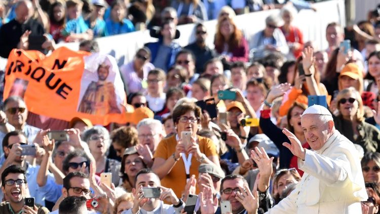 البابا فرنسيس يحيي المؤمنين قبل مقابلته العامة مع المؤمنين