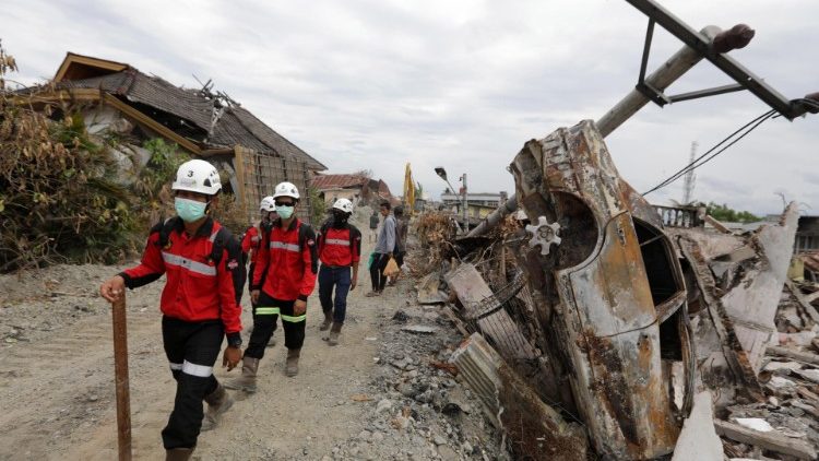 Effetti dello tsunami e del terremoti in Indonesia