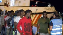 fifty-seven-migrants-rescued-near-alboran-isl-1539298872952.jpg