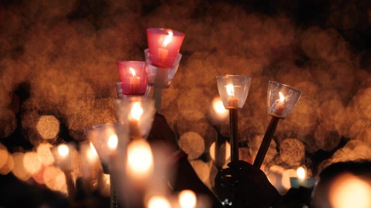 Procissão de velas em honra de Nossa Senhora de Fátima