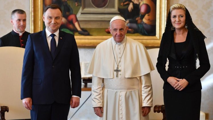 Papež František s polským prezidentem Andrzejem Dudou a jeho manželskou Agatou Kornhauser-Duda