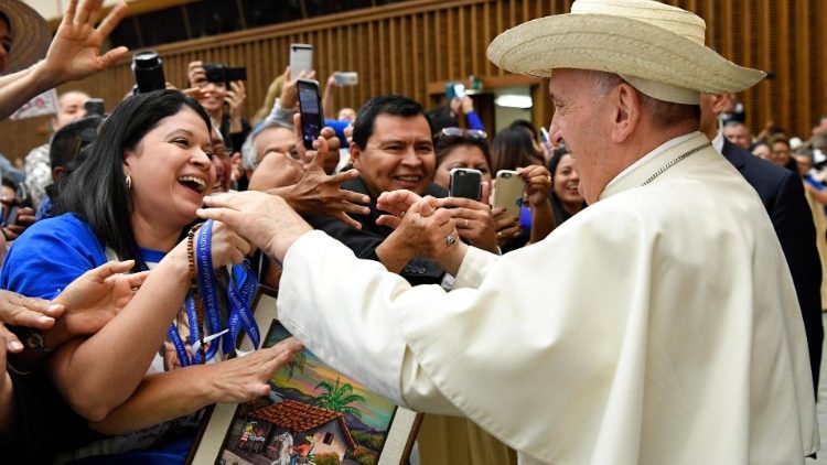 Papa Francisco com peregrinos de El Salvador na Sala Paulo VI