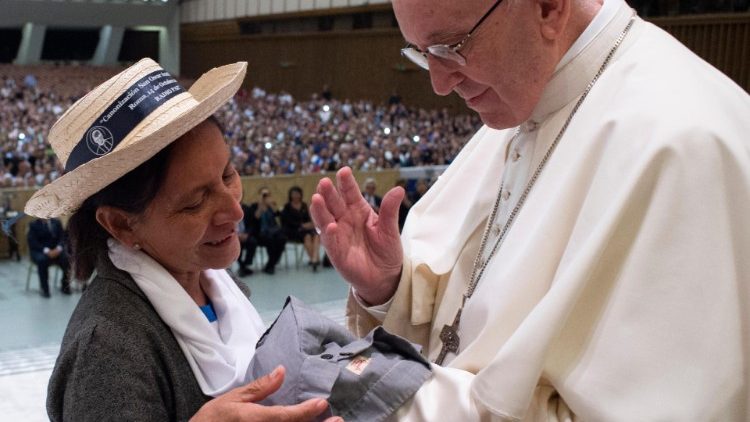 Angelita Morales secretaria de Mons. Romero con el Papa 