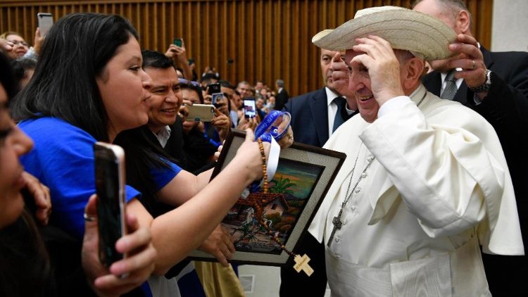 Papa Franjo sa salvadorskim hodočasnicima nakon kanonizacije nadbiskupa Romera; Vatikan, 15. listopada 2018.
