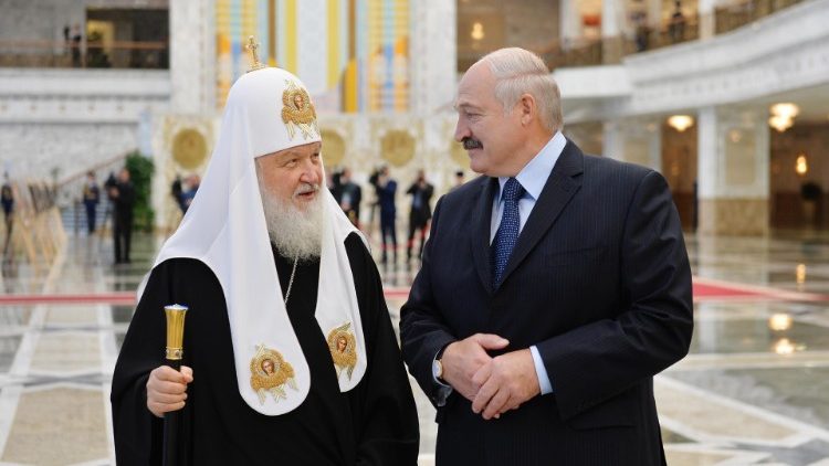 Archivbild: Der russische Patriarch Kyril I. und der Präsident von Belarus, Lukaschenko, bei einem Treffen vor zwei Jahren