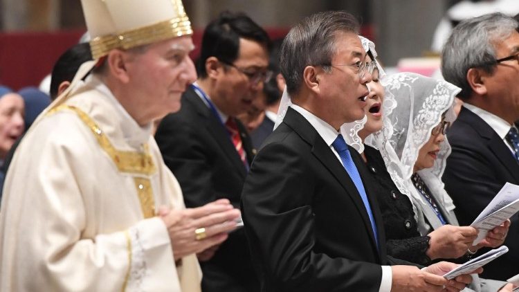 Южнокорейският президент Мун Дже-ин на литургията за Корейския полуостров във Ватикана