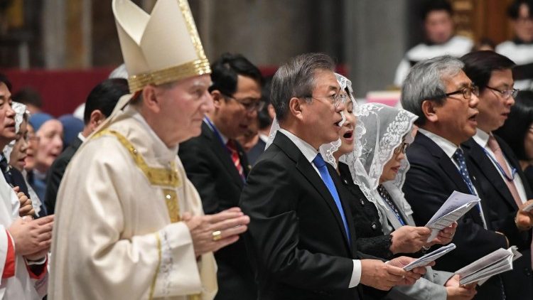 Kardinal Pietro Parolin och Sydkoreas president Moon Jae-in under fredsmässan för den koreanska halvön