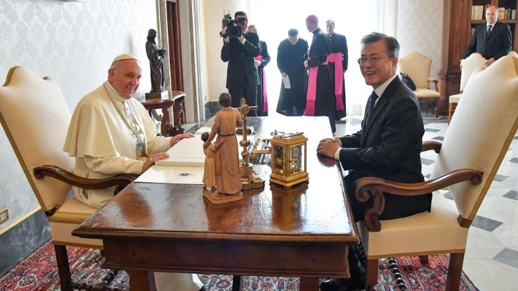 Pope Francis (L) meets South Korean President Moon Jae-in  (