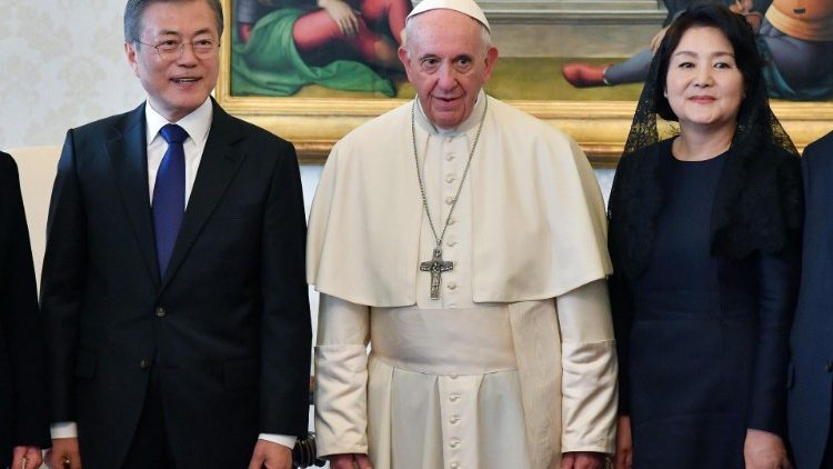 pope-francis-meets-south-korean-president-moo-1539864972964.jpg