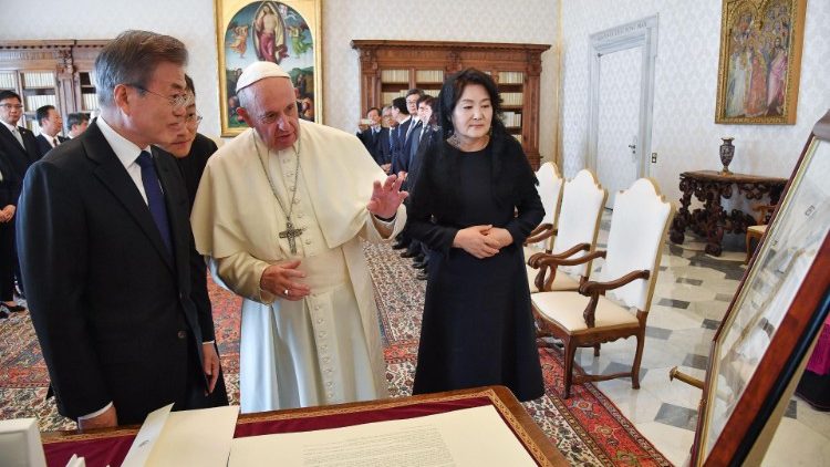pope-francis-with-the-south-korean-president--1539864076083.jpg