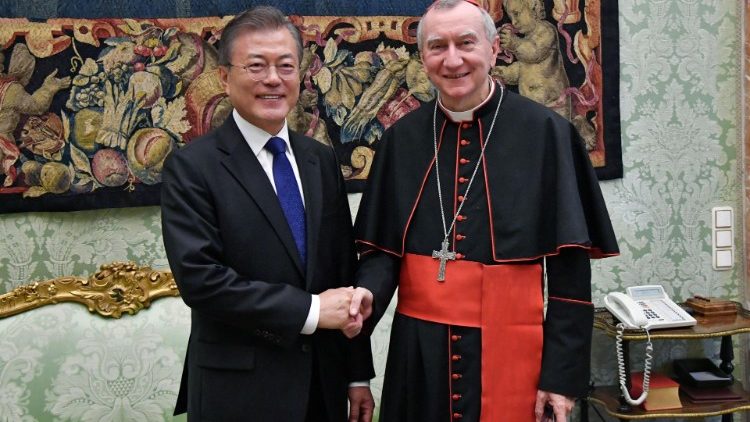Štátny sekretár kardinál Pietro Parolin s juhokórejským prezidentom Mun Čä-inom