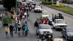 honduran-migrants-continue-their-trip-to-unit-1539873072934.jpg