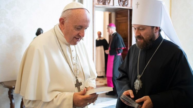 Le Pape François et le métropolite Hilarion de Volokolamsk, le 19 octobre 2018 au Vatican. 