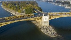 low-water-level-of-river-danube-in-budapest-1540055176887.jpg