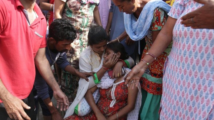 Близки на жертвите на жп катастрофата в Индия