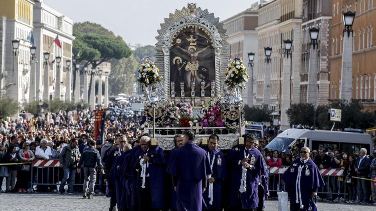 Peruanische Gläubige tragen ein Marienbildnis zum Angelusgebet auf den Petersplatz