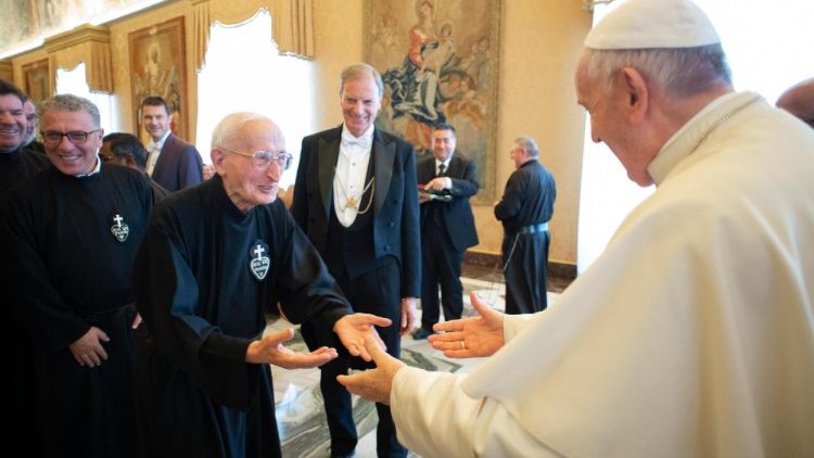 예수고난회 회원들을 만나는 프란치스코 교황