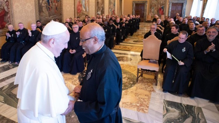 예수고난회 제47차 세계총회(2018년) 참가자들을 만나는 프란치스코 교황